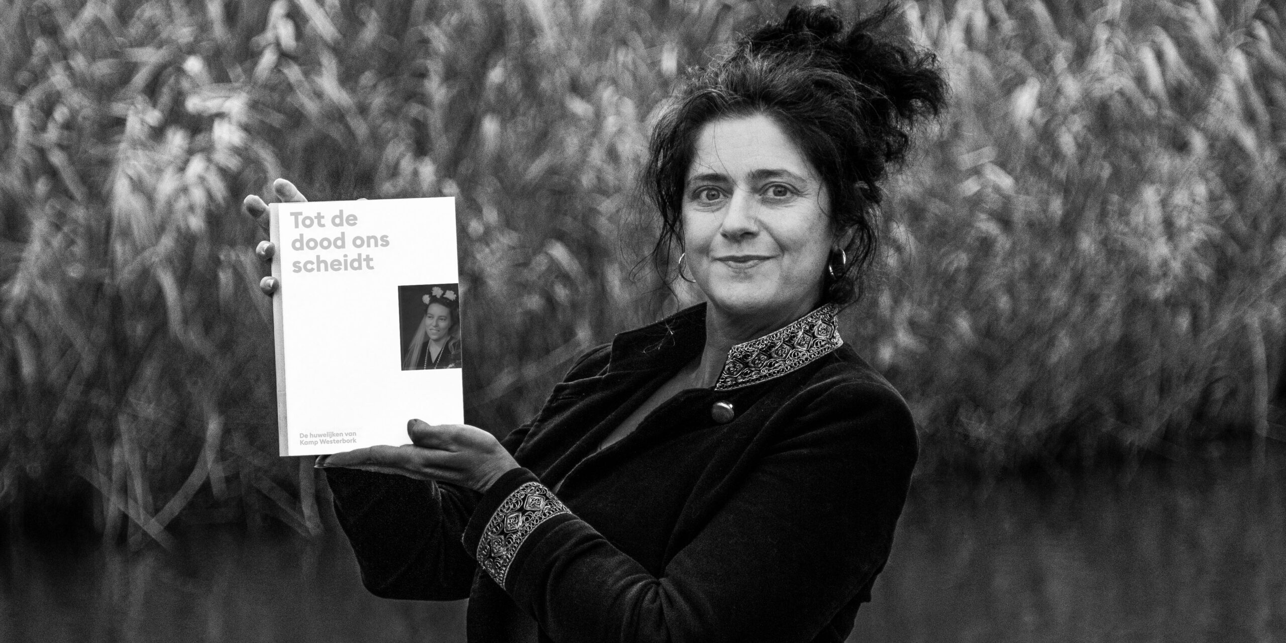 Saskia Aukema met het boek Tot de dood ons scheidt (over de huwelijken in Kamp Westerbrok)